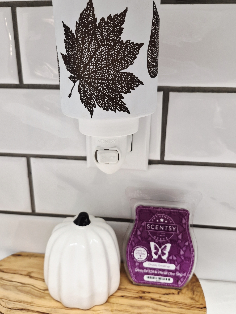 Scentsy White Plug-In Warmer with Black Leaf Design And New Bar